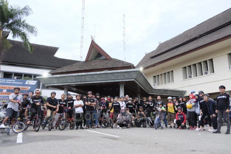 Sejumlah komunitas sepeda merasa keberatan ketika dituding tak patuh lalu lintas dan menggagu pengguna jalan. (dok pribadi Folding Bike Bontang)