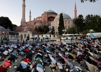 Sejumlah umat muslim melaksanakan salat magrib di depan Hagia Sophia atau Ayasofya, setelah pengadilan mengembalikannya menjadi masjid di Istanbul, Turki, 10 Juli 2020. Pada tahun 1934, presiden pertama Turki, Mustafa Kemal Ataturk, mengubahnya menjadi museum. (REUTERS/Murad Sezer)