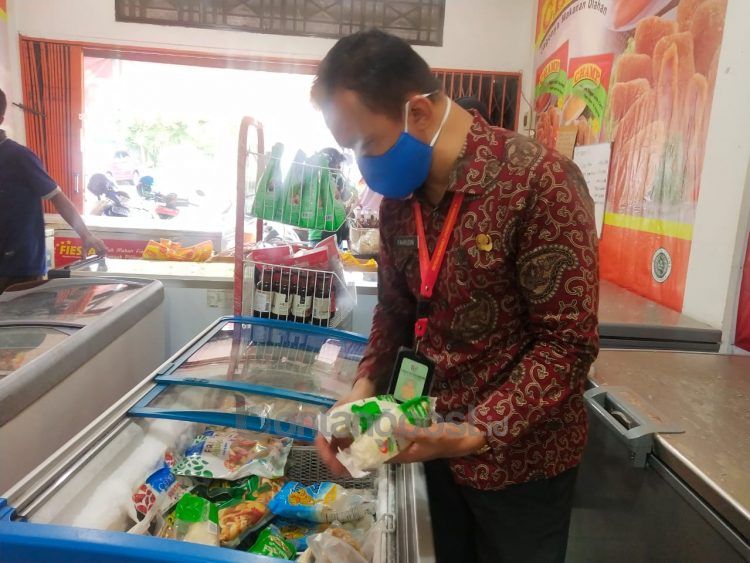 Kasi Keamanan Pangan DKP3 Bontang, Fahrudin kala melakukan pemantauan jamur enoki di Bontang. (DKP3 Bontang for Bontangpost.id)