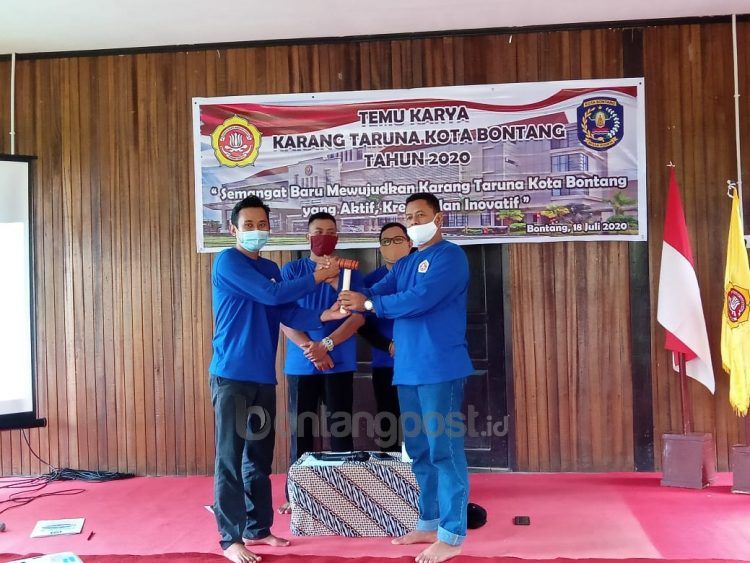 Zulkarnain (kiri) terpilih aklamasi memimpin Karang Taruna Bontang periode 2020-2025.