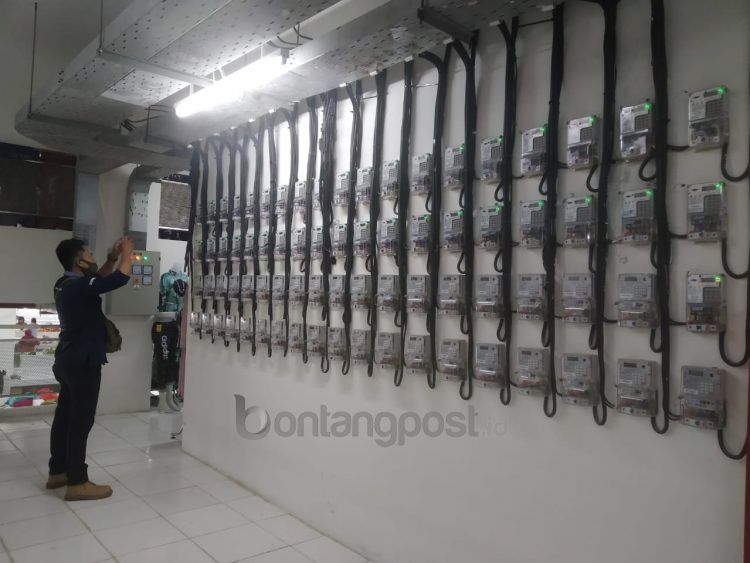 Meteran listrik pedagang di Pasar Taman Rawa Indah diletakkan tepat di dekat tangga. (Fitri Wahyuningsih/bontangpost.id)