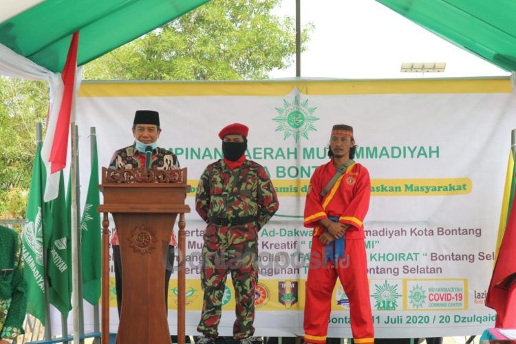 Ketua Panitia Pembangunan Masjid Ad Dakwah, Ahmad Aznem, saat memberikan laporan. (Fitri/BP)