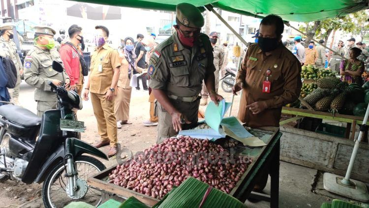 Satpol PP Bontang dan OPD terkait memberikan teguran kepada pedagang di Jalan KS Tubun untuk tidak berjualan di lokasi tersebut. (Nasrullah/Bontangpost.id)