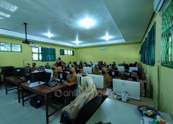 Tenaga pendidik di SMPN 1 Bontang melakukan simulasi pemakaian sistem manajemen pembelajaran bernama Chamilo LMS. (Adiel Kundhara/KP)