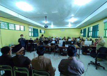 Tenaga pendidik di SMPN 1 merincikan kendala pembelajaran daring kepada Komisi I DPRD.  (Adiel Kundhara/KP)