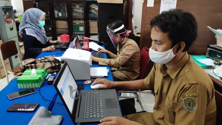 Operator SMKN 2 memasukkan dokumen pendaftar terkhusus saat membuka pendaftaran offline guna melengkapi kuota sisa. (Adiel Kundhara/KP)