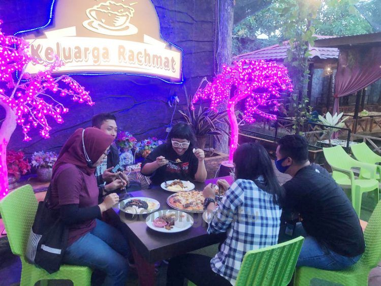 Cafe & Resto Keluarga Rachmat menyediakan tempat kumpul yang family friendly. (Fitri/Bontangpost.id)