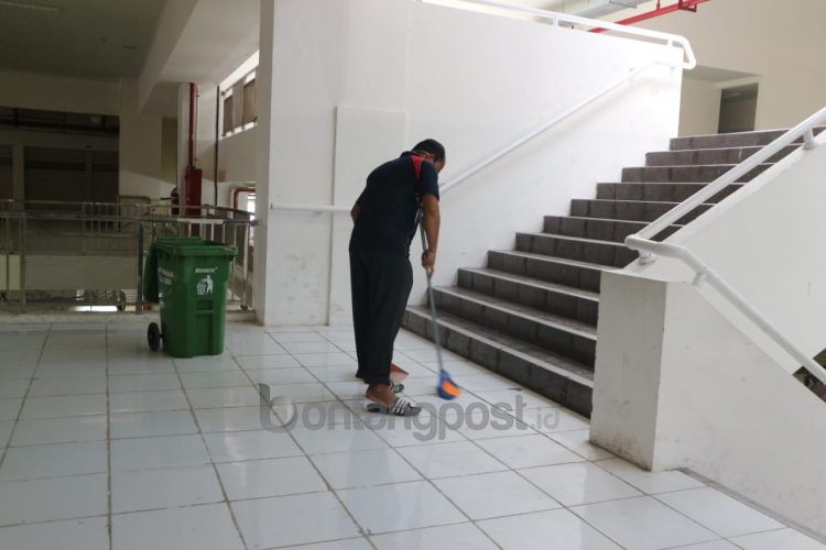 petugas kebersihan mulai bekerja di gedung baru Pasar Taman Rawa Indah. (Fitri Wahyuningsih/bontangpost.id)