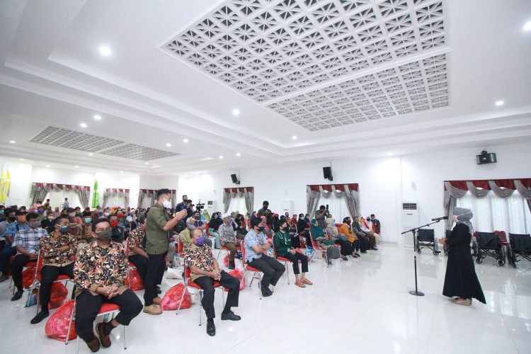 Pembagian sembako bagi ribuan guru swasta di Bontang. (Dokpim Bontang)