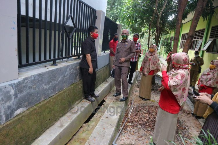 Komisi I DPRD Bontang meninjau SMPN 5 Bontang yang mengalami keretakan di sejumlah infrastrukturnya. (Fitri/Bontangpost.id)
