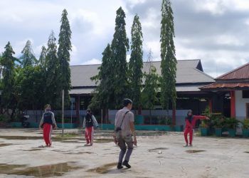 Kegiatan ekstrakurikuler tari dilakukan siswa di halaman sekolah SMPN 2 Bontang. (Adiel Kundhara/KP)