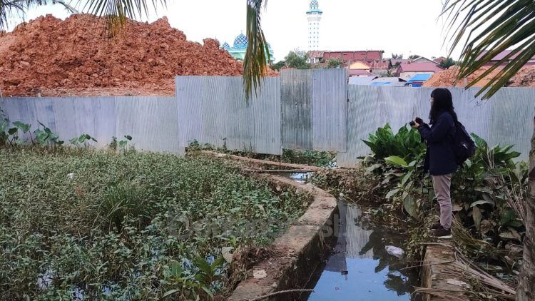 Timbunan galian proyek pembangunan mal di Kelurahan Tanjung Laut yang dituding jadi biang banjir, Jumat (24/7/2020). (Nasrullah/Bontangpost.id)