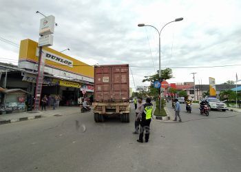Tersangkut Kabel, Sopir Truk Kontainer Terjatuh