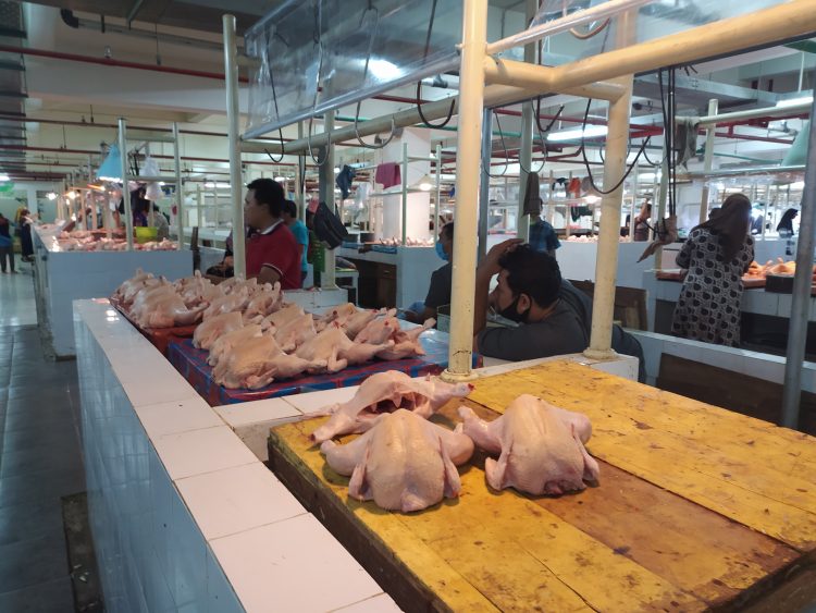 Belasan lapak penjual daging ayam potong di Pasar Taman Rawa Indah masih belum ditempati oleh penghuninya. (Adiel Kundhara/KP)