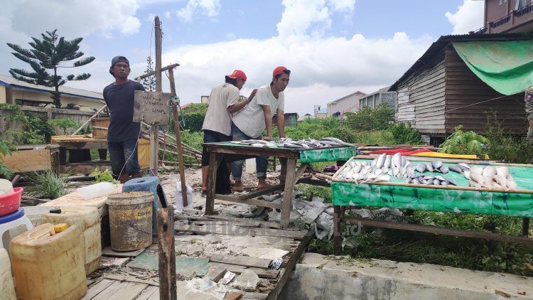 Sejumlah pedagang ayam dan ikan di Jalan KS Tubun diwacanakan direlokasi ke pasar unggas. (Adiel Kundhara/KP)