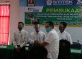 Kepala Kantor BPJAMSOSTEK Cabang Bontang, Muhammad Ramdhoni (Dua dari kanan) memberikan tas kepada peserta sebagai tanda dimulainya pelatihan. (Fitri/Bontangpost.id)