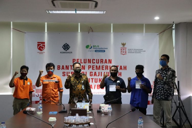 Para perwakilan pekerja peserta BPJAMSOSTEK menerima BSU dari pemerintah. (BPJAMSOSTEK for Bontangpost.id)