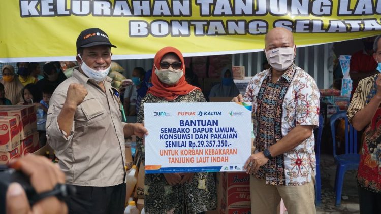 Manager CSR Pupuk Kaltim (kanan) menyerahkan bantuan untuk korban kebakaran Tanjung Laut Indah melalui Wali Kota Bontang, Neni Moerniaeni (tengah). (Humas Pupuk Kaltim)