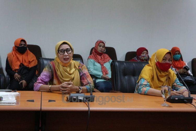 anggota Asik Bontang, Dian Hanurani (Kiri) kala mengikuti rapat di sekretariat DPRD Bontang. (Fitri/Bontangpost.id)