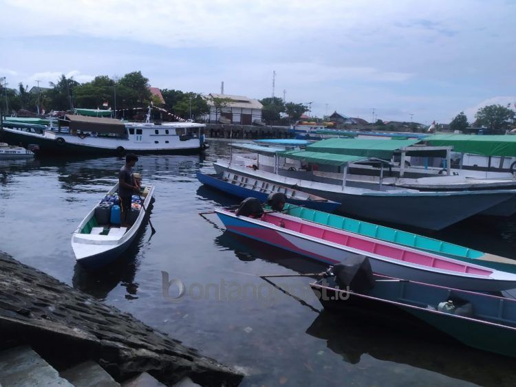 Aktivitas di Pelauhan Tanjung Laut Indah, tempat kapal biasa mengangkut penumpang ke Pulau Beras Basah mulai sepi. (Fitri/Bontangpost.id)