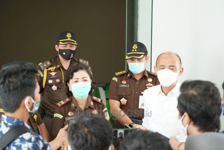 Kejati Kaltim, Deden Riki Hayatul (Baju putih) melakukan kunjungan kerja ke Bontang, Rabu (26/8/2020) siang. (Ist)
