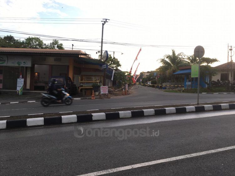 Jalan Manggis di kompleks perumahan BTN tidak dapat dilewati oleh pengendara akibat ketentuan pembatasan akses. (Zulfikar/Bontangpost.id)