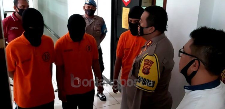 Kapolres Kukar AKBP Andrias Susanto Nugroho saat Bertanya kepada Tiga Pelaku Perampokan. (selasar.co)