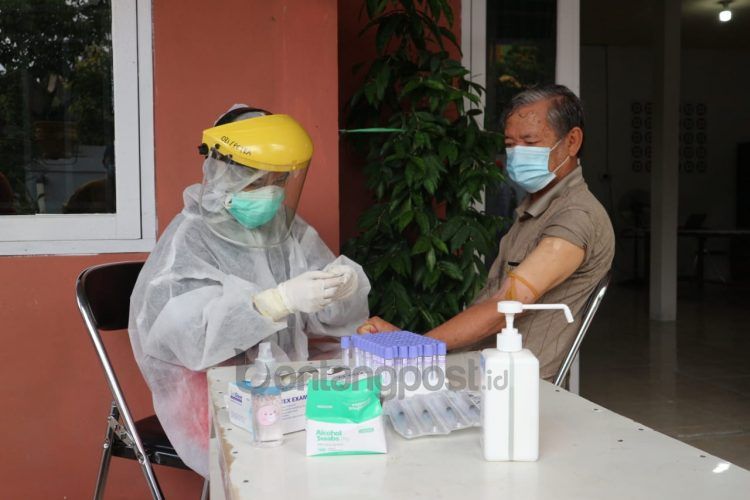 Kelurahan Gunung Telihan melakukan rapid test terhadap warga (DOK  bontangpost.id)