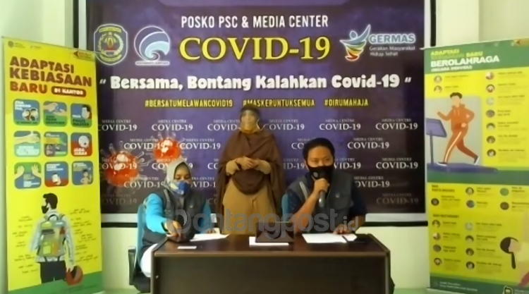 Jubir Satgas Covid-19 Bontang, Adi Permana (kanan) menyampaikan rilis perkembangan Covid-19 Bontang. (Zulfikar/Bontangpost.id)