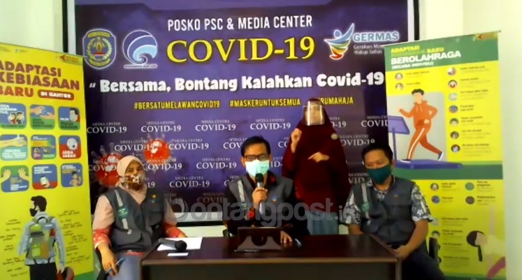 Kadiskes Bontang dr Bahauddin (tengah) menyampaikan rilis perkembangan Covid-19 Bontang. (Zulfikar/Bontangpost.id)