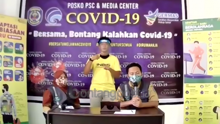 Jubir Satgas Covid-19 Bontang, Adi Permana (kanan) menyampaikan rilis perkembangan Covid-19 Bontang. (Zulfikar/Bontangpost.id)
