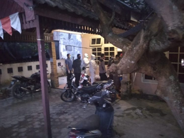 Tiga aktivis dijemput oleh pihak yang mengaku dari petugas kesehatan kota Samarinda, Jumat (31/7/2020) malam. (selasar)