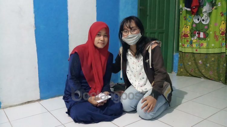 bontangpost.id menyalurkan bantuan dari pembaca kepada Liliyana (kiri), ibu sang bayi.