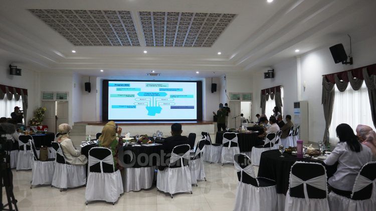 Kabid Kepesertaan BPJAMSOSTEK Bontang, Ahmad Bisyri memaparkan terkait Paritrana Award. (Fitri/bontangpost.id)