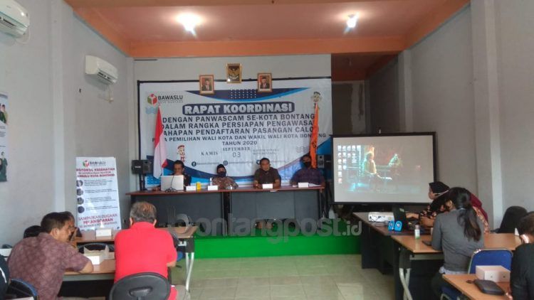 Rapat koordinasi dengan panwascan se-Bontang. Dalam rangka persiapan pengawasan tahapan pendaftaran pasangan calon Wali Kota dan Wakil Wali Kota Bontang