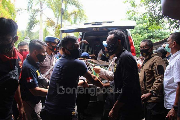 Korban dibawa ke rumah duka.