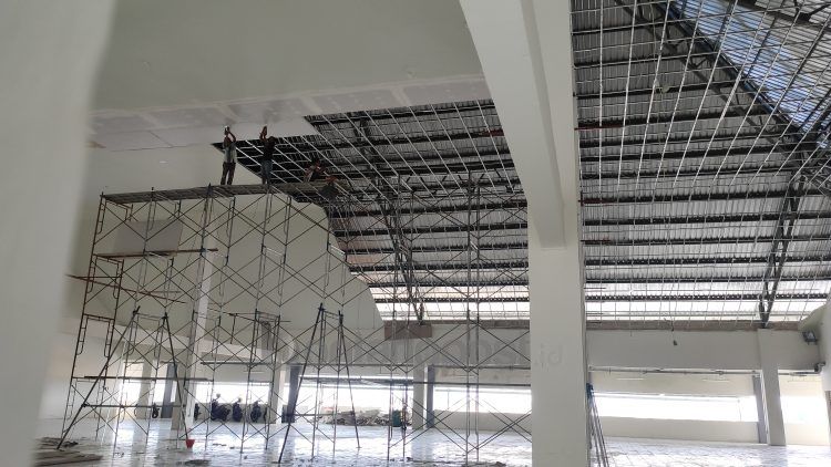 Plafon Pasar Tamrin disebut pedagang ambruk, bukan karena perbaikan. (Nasrullah/bontangpost.id)