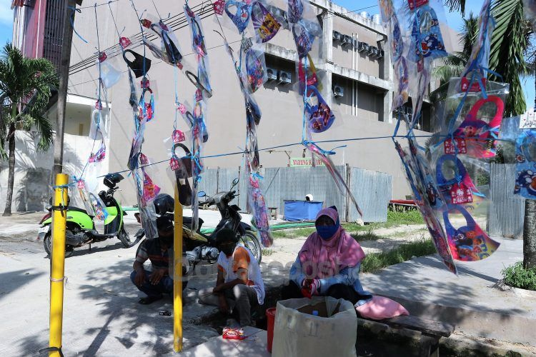 Nani berusaha untuk menghabiskan masker skuba agar tidak terlampau rugi. (Fitri/bontangpost.id)