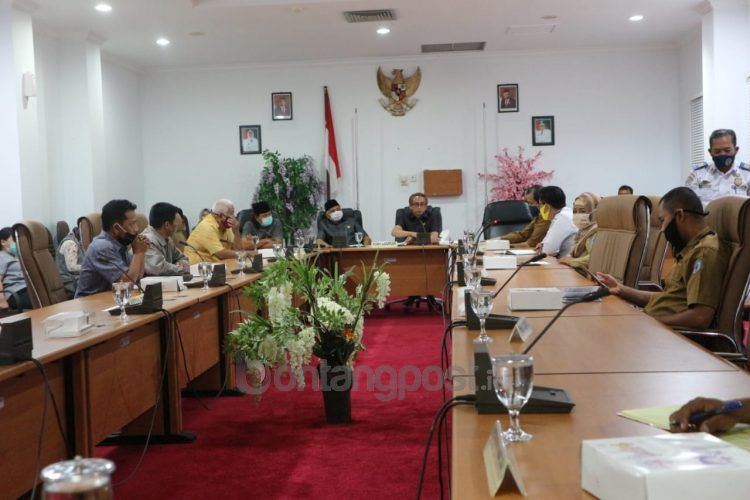 Rapat kerja Komisi II DPRD Bontang dan Tim Kota. (Fitri/bontangpost.id)