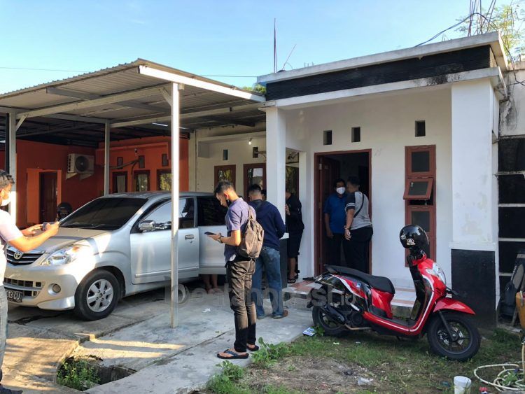 Aparat sesaat setelah melakukan penggrebekan di rumah terduga pengedar narkoba.