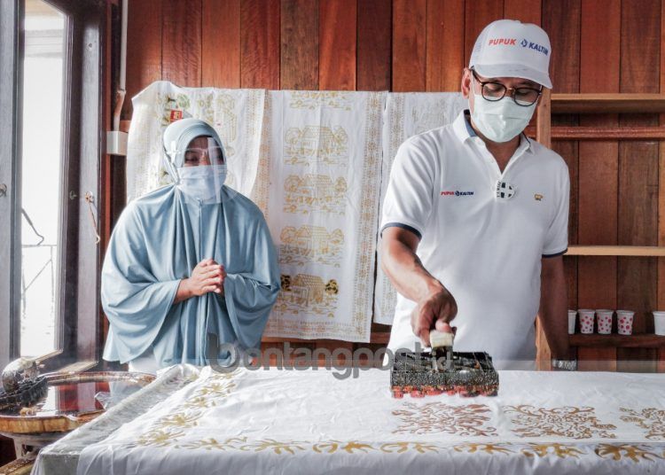 Direktur Utama Pupuk Kaltim mencoba membuat batik di Malahing. (Humas Pupuk Kaltim)