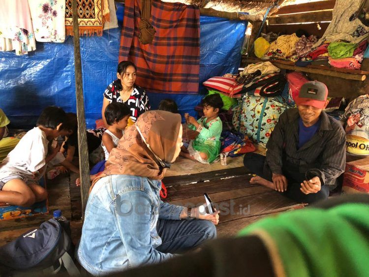 Keluarga Kamaruddin ketika berbincang dengan awak media. (Nasrullah/bontangpost.id)