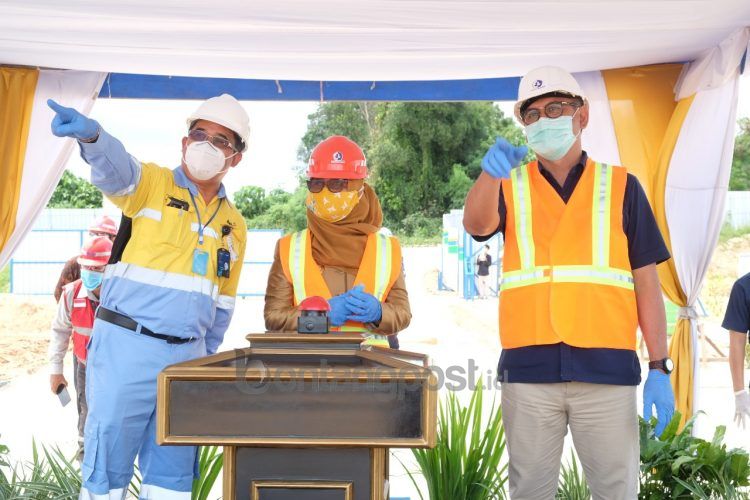 Direktur Utama Pupuk Kaltim Rahmad Pribadi (kanan), bersama Wali Kota Bontang Neni Moerniaeni (tengah) dan Dirut Dahana Budiantono. (Humas Pupuk Kaltim)