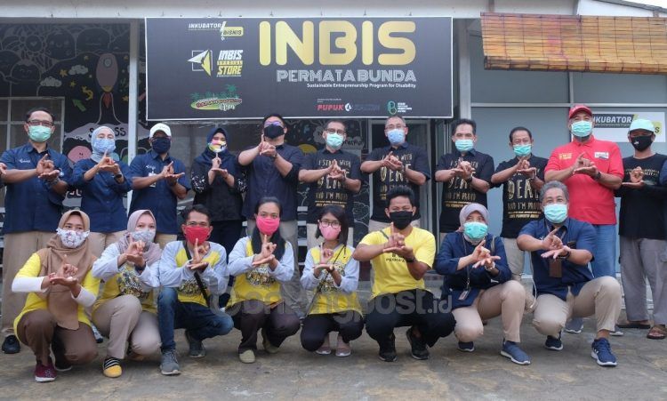 Dirut Pupuk Kaltim Rahmad Pribadi (berdiri, tengah) bersama direksi dan manajemen. (Humas Pupuk Kaltim)