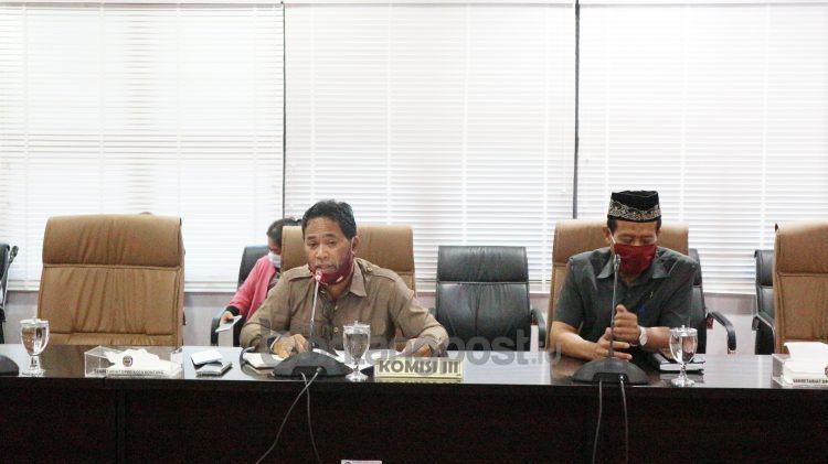 Ketua Komisi III DPRD Bontang Amir Tosina (kiri). (Fitri/bontangpost.id)