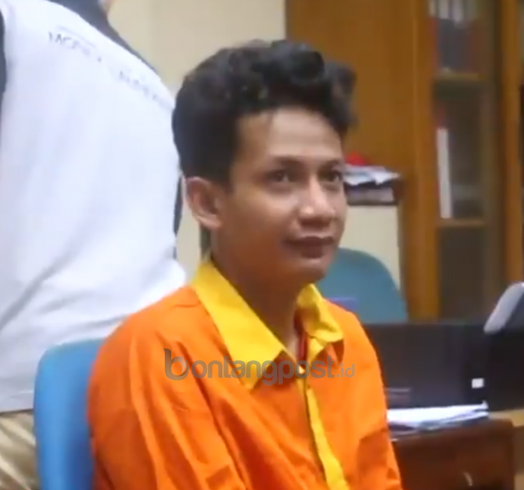 Wawan saat diperiksa penyidik Satreskrim Polres Bontang. (Tangkapan layar liputan6)