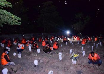 Tidak Pakai Masker, Dihukum Berdoa di Makam Korban Covid-19
