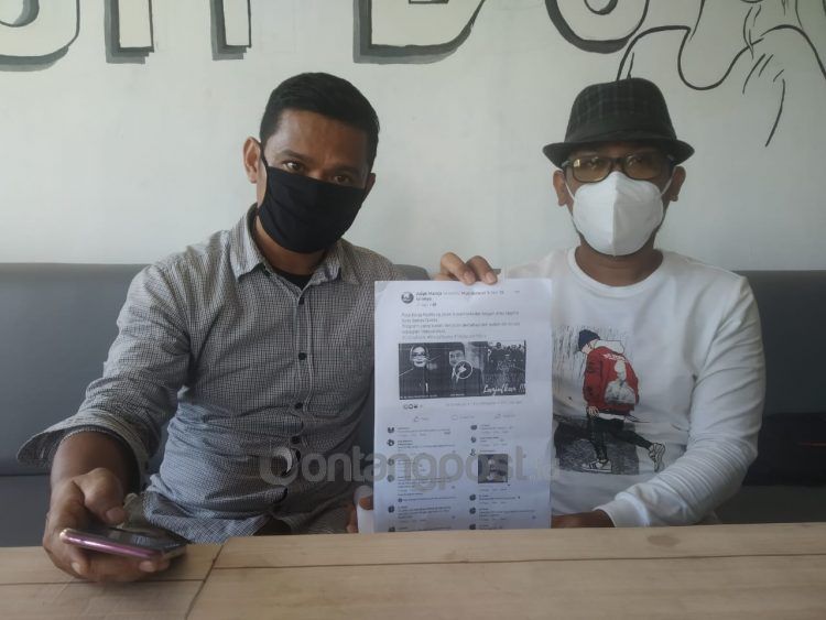 Saharuddin (kanan) menunjukkan barang bukti tangkapan layar unggahan video. (Fitri/bontangpost.id)