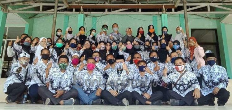 Puluhan guru honorer K2 yang lulus PPPK 2019 bersama Ketua PB PGRI Dudung Nurullah Koswara. (Dok pribadi)