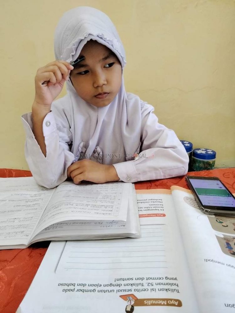 Pelajar jenjang SD masih menunggu penyaluran bantuan kuota internet dari Pemkot Bontang. (ADIEL KUNDHARA/KP/ILUSTRASI)